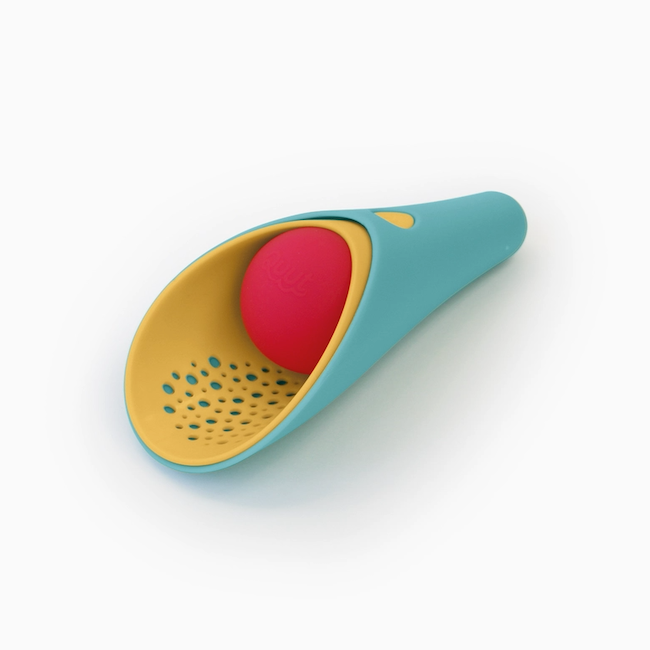 Quut Cuppi - Shovel, Sifter and Ball All in One! - Banana Blue