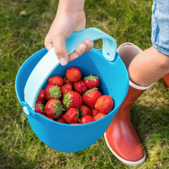 Quut Bucki - Bucket & Sand Sifter. Beach Sand and Pool Toy - Cherry